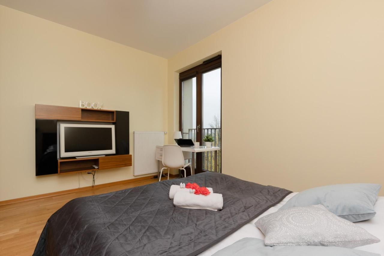 Srodmiescie With Balcony By Renters Apartment